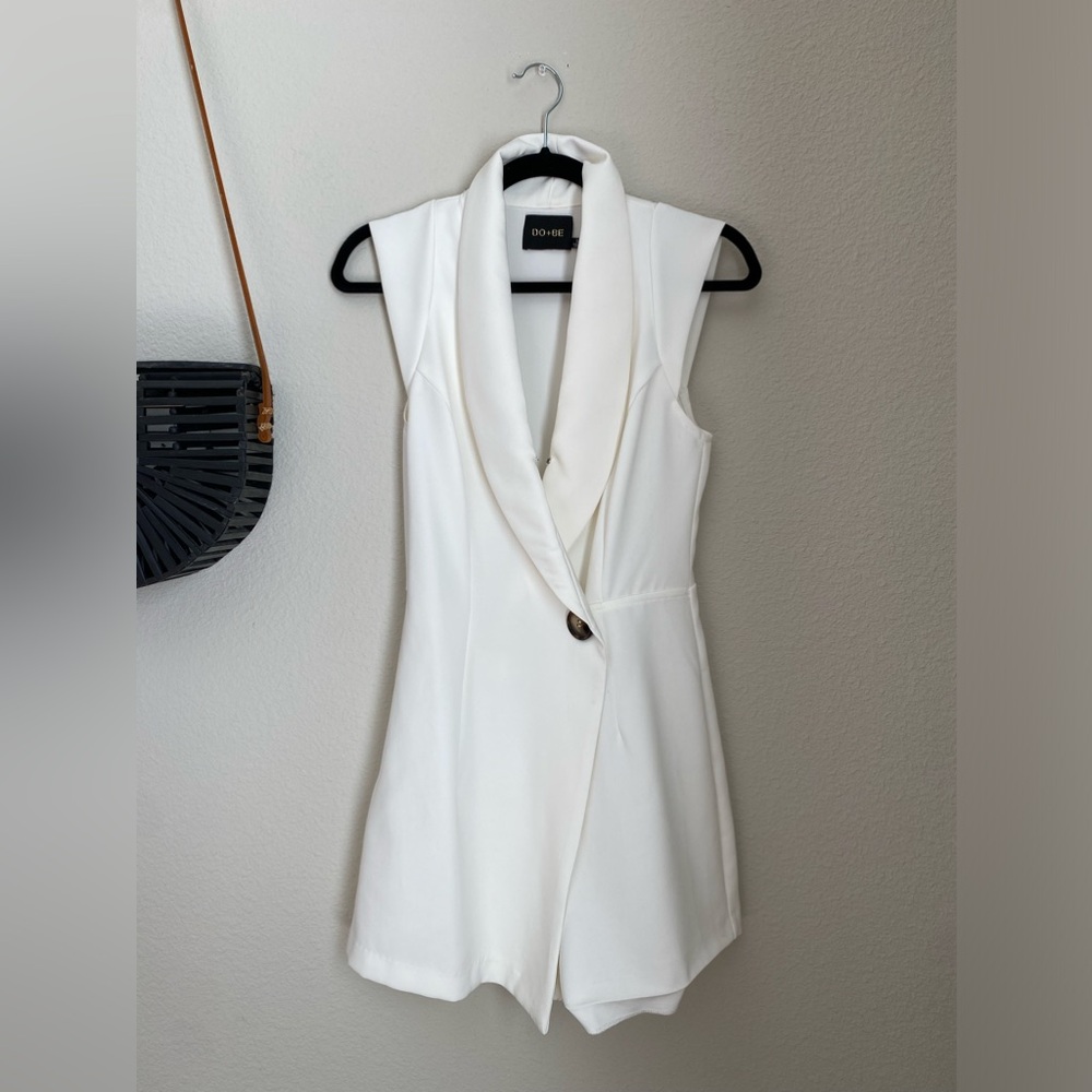 DO + BE Cream Stylish Sleeveless One Button Romper, Size Small